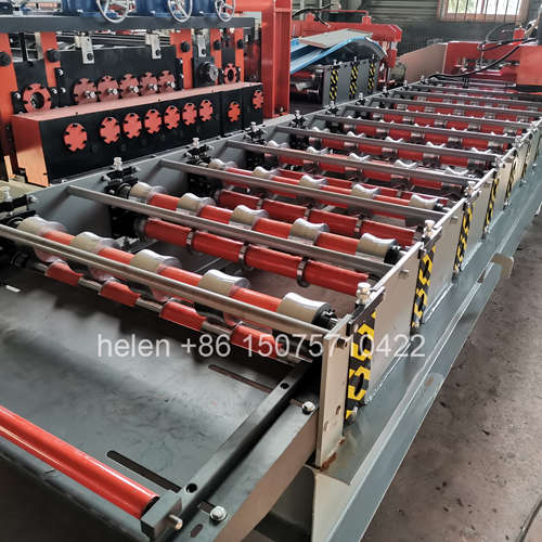 Material feeding guide section integrated with safety manual pre-cutting scissor device